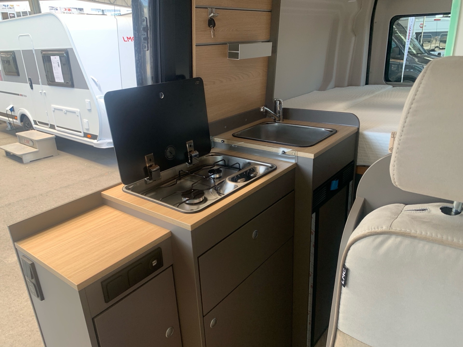 LMC INNOVAN FORD 590
